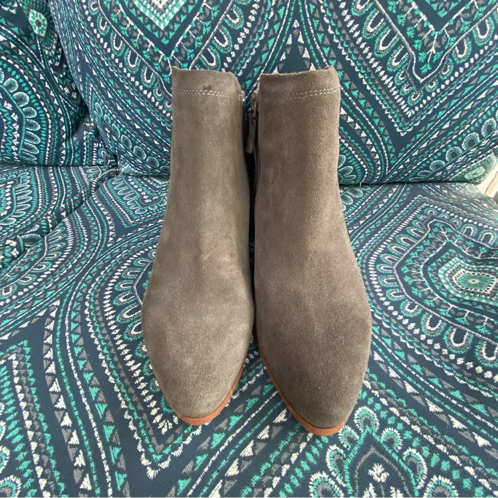 NWOT Violet and Red Canyon Suede Booties, Grey Size 10 Chelsea Boot Booties